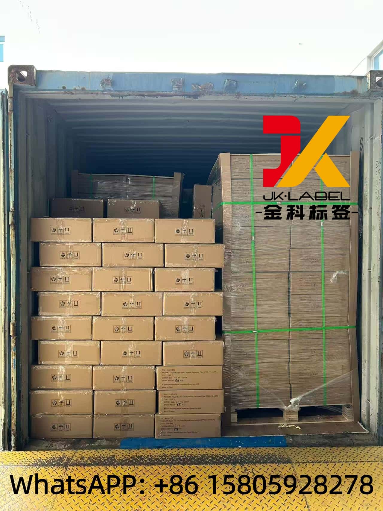 To beholdere med spesialtrykte kosmetikkbokser sendt