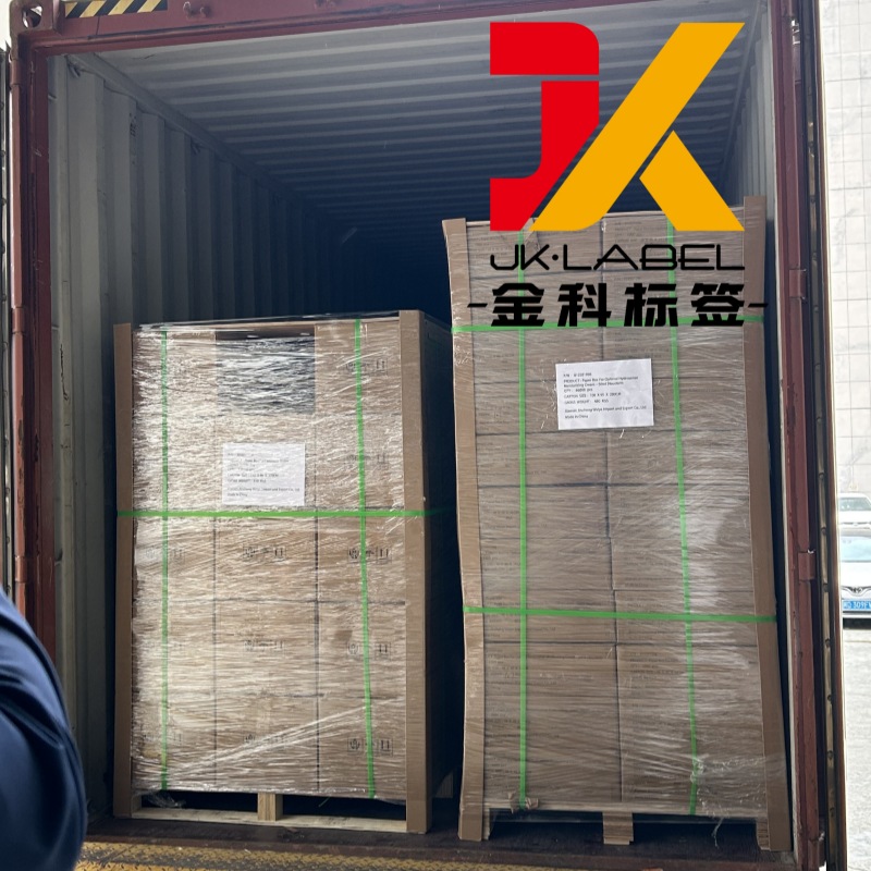 To beholdere med spesialtrykte kosmetikkbokser sendt